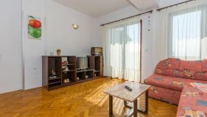 Apartments with parking space Njivice, Krk - 21857