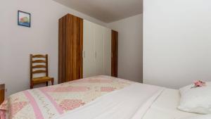 Apartments with parking space Njivice, Krk - 21857