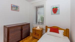 Apartments with parking space Njivice, Krk - 21857