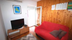 Apartments with parking space Njivice, Krk - 21853