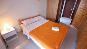 Apartments with parking space Njivice, Krk - 21853