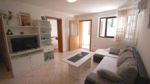 Apartments with parking space Njivice, Krk - 21856