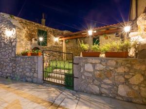 Large holiday home with private pool 