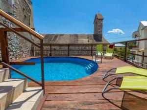 Large holiday home with private pool 