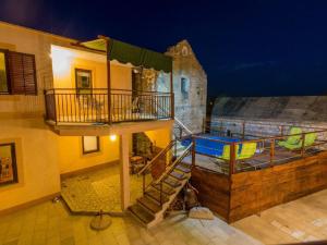 Large holiday home with private pool 