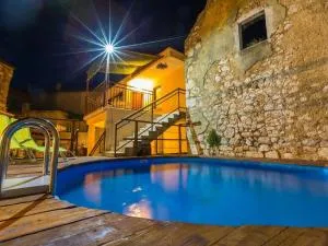 Large holiday home with private pool - بريبير