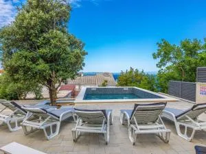 Holiday home with swimming pool and sea view - Omar