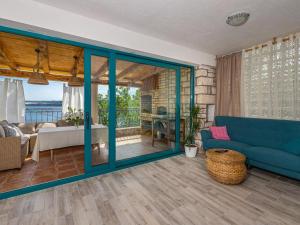 Seaview home with bubble bath