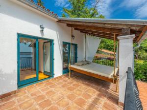 Seaview home with bubble bath