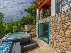 Seaview home with bubble bath