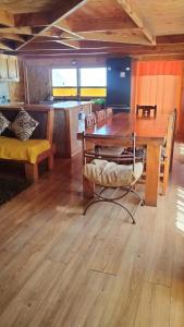 CABAÑA LA CASONA, salón, comedor y cocina amplia, con baño en la habitación y uno adicional, se alcanzan a ver las islas y el mar