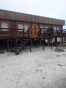 CABAÑA LA CASONA, salón, comedor y cocina amplia, con baño en la habitación y uno adicional, se alcanzan a ver las islas y el mar