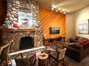 Three-Bedroom Apartment room in Whitetail Lodge