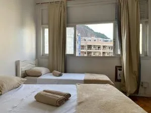 Studio p/ 3 pessoas simples, uma quadra da praia, 3min metrô Arcoverde, atrás do Copacabana Palace - Copacabana