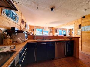 Chalet spacieux avec cheminée et terrasse, skis aux pieds, 10 pers., proche des Menuires - FR-1-344-1202