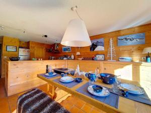 Chalet spacieux avec cheminée et terrasse, skis aux pieds, 10 pers., proche des Menuires - FR-1-344-1202