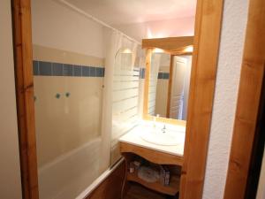Appartements Appartement confortable proche pistes a Chamrousse 1700, 2 ch, balcon, casier a skis - FR-1-549-135 : photos des chambres