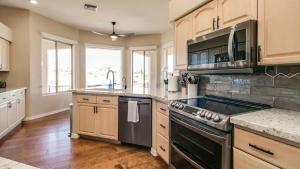 Fabulous 4-Bdrm WBreathtaking Views Pool