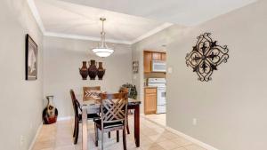 Poolside 2 Bdrm Condo Prime Scottsdale Location