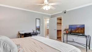 Poolside 2 Bdrm Condo Prime Scottsdale Location