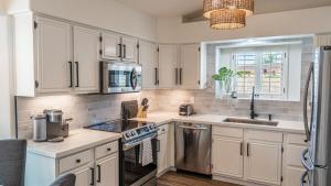 New Listing Stylish 4 Bdrm wPool and Game Room