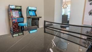 New Listing Stylish 4 Bdrm wPool and Game Room