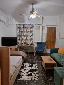 Peace'nQuiet - 200m Nikaia Metro - Detached House with Terrace - Keratsínion