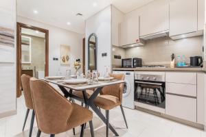 STAY BY LATINEM Luxury 1BR Holiday Home CVR A1504 near Burj Khalifa