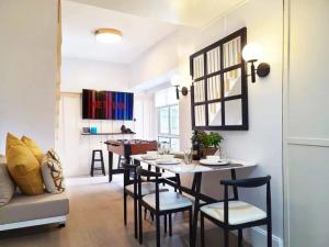 BGC - Two Bedroom Condo with Game Room high speed WiFi