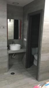 Apartamento A, a 3 minutos de la estación central de bus y tren