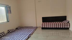 Aadishkti bhakt nivas family Rooms