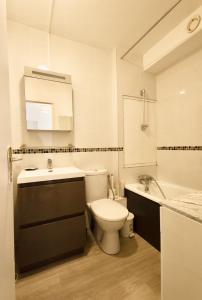 Studio cabine Les Rives de la Favière piscine et tennis les pieds dans leau