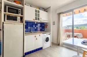 Studio cabine Les Rives de la Favière piscine et tennis les pieds dans leau