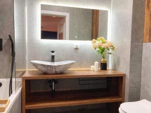 Gold Apart - podziemny garaż Blisko stadionu i lotniska - Wygoda, styl i komfort