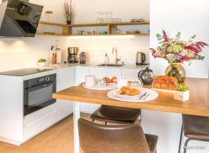 Appartements REF 236 - LARMOR-PLAGE type 2 avec 3 balcons pleine vue mer et au pied du centre : photos des chambres