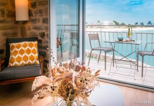 Appartements REF 236 - LARMOR-PLAGE type 2 avec 3 balcons pleine vue mer et au pied du centre : photos des chambres