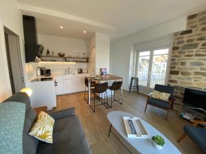 Appartements REF 236 - LARMOR-PLAGE type 2 avec 3 balcons pleine vue mer et au pied du centre : photos des chambres