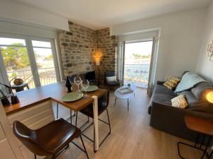 Appartements REF 236 - LARMOR-PLAGE type 2 avec 3 balcons pleine vue mer et au pied du centre : photos des chambres