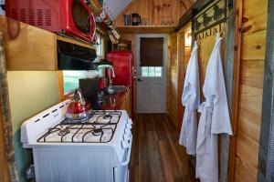 Deluxe Cabin with Hot Tub room in Creekwalk Inn Bed and Breakfast with Cabins