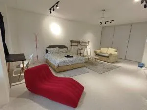 5-Person 1950s Shophouse: Vintage Charm & Smart TVs - 甘文丁