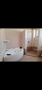 LARRY PROPERTY. - Utange