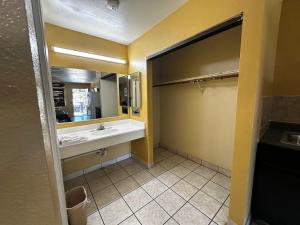 King Kitchenette room in Sunpark Inn & Suites