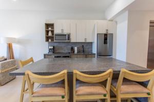 New Luxurious Oceanfront 2 Bedroom Condo with Stunning Views