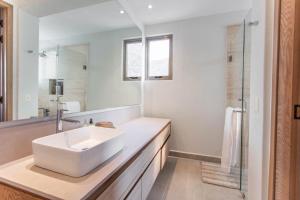 New Luxurious Oceanfront 2 Bedroom Condo with Stunning Views