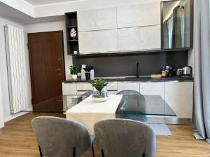 The Captains Apartments Marina - next to Verbella - Leonardo Academy, MXP