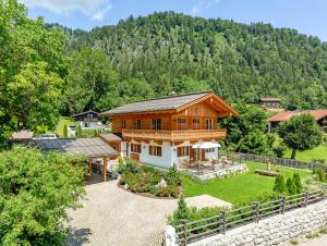 Chalet unter weissblauem Himmel