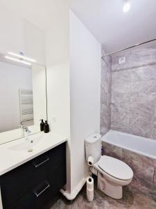 CHARMING APARTMENT WITH PANORAMIC SEINE RIVER & EIFFEL TOWER VIEWs