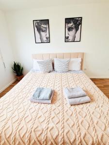 CHARMING APARTMENT WITH PANORAMIC SEINE RIVER & EIFFEL TOWER VIEWs