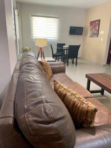 Alcantara apt, Ground floor, great for digital, 2 blocks walk to beach