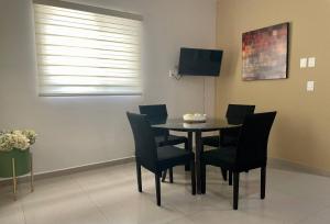 Alcantara apt, Ground floor, great for digital, 2 blocks walk to beach